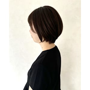 イノアグレージュカラー・耳かけ前下がりショートボブ