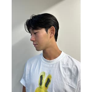 韓国ヘア　センターパート　韓国風ヘア　メンズ　新宿