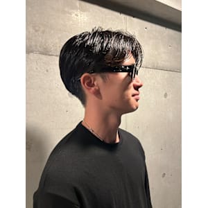 メンズ　メンズヘア　センターパート　ナチュラルセンター分け