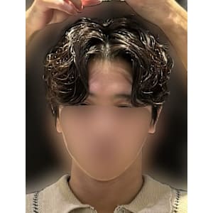 韓国ヘア センターパート シャドウパーマ メンズ 表参道