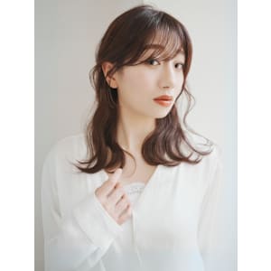 マロンベージュ　ウェーブ巻きアレンジ　ミディアムレイヤー