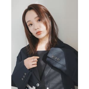 フェイスレイヤー　ナチュラルブラウン　ミディアムヘア　外ハネ