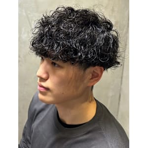 スパイラルパーマ　ツーブロックマッシュ　ハードパーマ