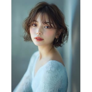 ふんわりショートボブ　ゆる巻き　顔周りレイヤー　ベージュ