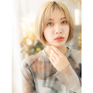 外国人風ハイトーンカラー丸みショートボブ　フェザーショート