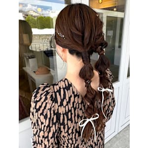 編み下ろしツインポニー　リボンアレンジ　　お呼ばれアレンジ