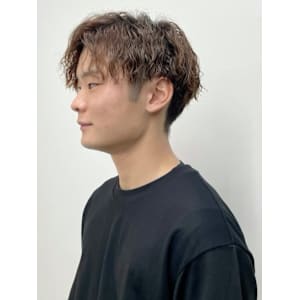 スパイラルパーマ　ベージュカラー　センターパートマッシュ