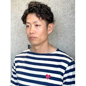 ツイストスパイラルパーマ　アップバング　刈り上げショート