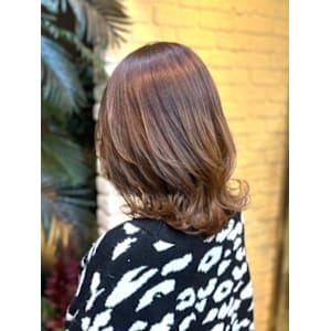くびれレイヤーミディアムボブルフウルフボブツヤ髪大人女子