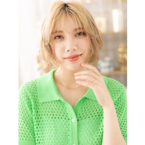 ナチュラルハイトーン前下がり小顔こなれボブ　ホワイトブロンド