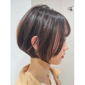 前下がりショートボブ　顔周りレイヤー　丸みボブ　グレージュ