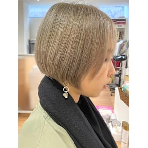 シルキーベージュ　ショートボブ　レイヤー　アッシュカラー