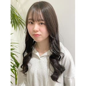 グレージュ　透明感カラー　シースルーバング　巻き髪ロング