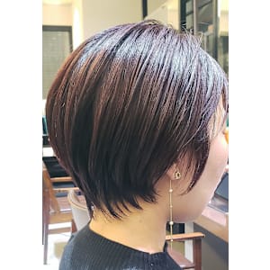 20代30代40代　小顔前下がり丸みショートボブ　