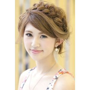 リラックス感漂う女の子ヘアのアップスタイル