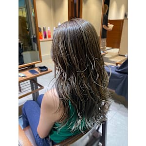 オリーブベージュ