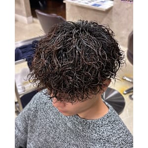 強め波巻きパーマ　マッシュ　刈り上げ　