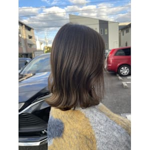 オリーブグレージュ