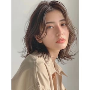 小顔効果の黄金バランス★ひし形＆外ハネのトレンドスタイル