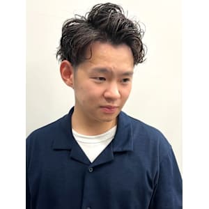 ツイストスパイラルパーマ　ツーブロック　アップバング　束感