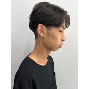 センターパート　毛流れマッシュ　ツーブロック　ダークカラー