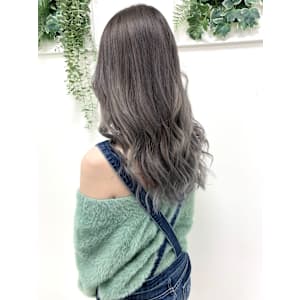 シルバーカラーとピンクイヤリングカラー