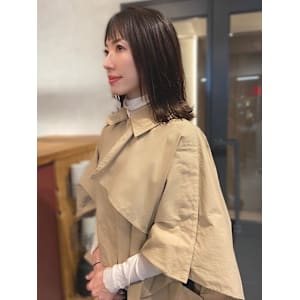 外ハネミディアム　ダークアッシュベージュ　20代30代　艶感