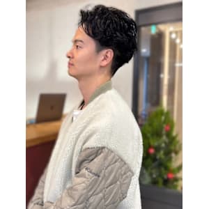 ビジネスヘア　アップバング　黒髪　メンズパーマ　ツーブロック