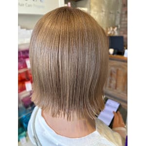 切りっぱなしボブ/ハイトーン/ぱっつんボブ/デザインカラー