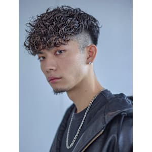 スペインカールツーブロックフェード刈り上げスパイラルパーマ