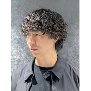 大人スパイラルパーマ前上がりミディアムヘア