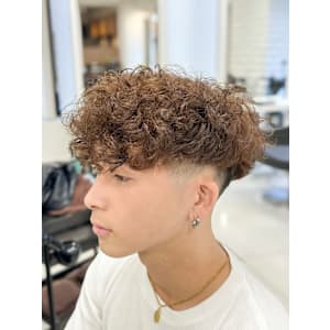 スペインカールブラウン刈り上げフェードスパイラルパーマ
