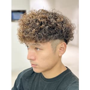 強めスペインカール刈り上げツーブロック