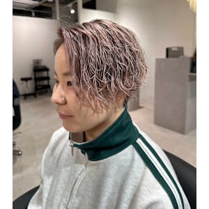 ふんわり無造作パーマの刈り上げショートボブ