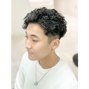 ハーフバックスパイラルパーマツーブロックフェード