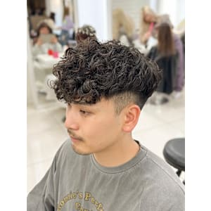 短めスペインカールハイフェードスパイラルパーマ