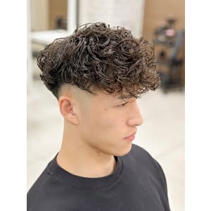 ハイフェード短めスペインカール刈り上げツーブロック