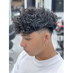 刈り上げ高めスペインカールツーブロックフェード