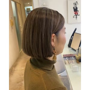 オリーブベージュカラー