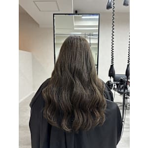 ツヤ感オリーブグレージュ