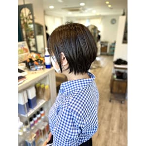 ショートボブ×オリーブベージュ