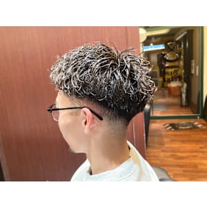 MEN`Sツーブロックスキンフェードツイストパーマスタイル