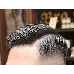 MEN'Sミドルスキンフェードバーバーハードパートスタイル