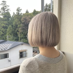 【ミルクティーアッシュ×重めボブ】ブリーチ／ぱっつんボブ