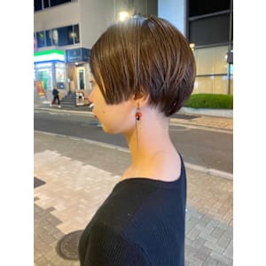 カリアゲ前下がりショート