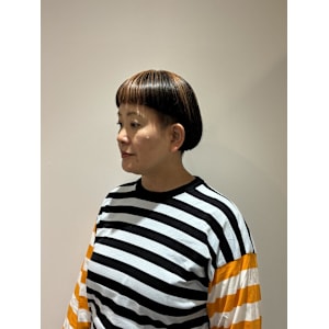 グレイヘアを楽しむボブ◎