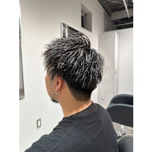 パーマを活かしたスパイキーショート