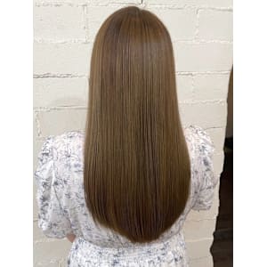 髪質改善カラー　オリーブベージュ　ストレートヘア　ハイトーン