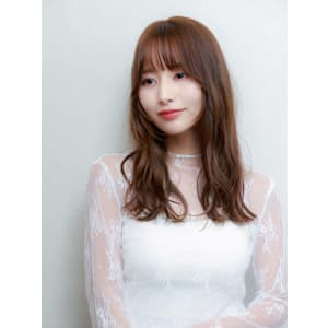 ローレイヤースタイル×大人可愛いグレージュカラー