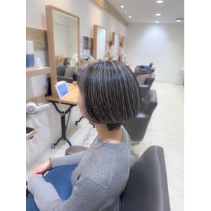 白髪ぼかしハイライトカラー30代40代50代ブルーグレージュ - Mira by KENJE【ミラバイケンジ】掲載中